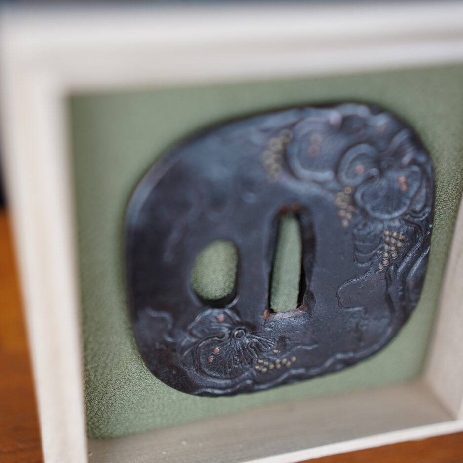 Tsuba nadekaku gata à décor d'orchidées Japon art japonais Luc Hédin Kogeiya