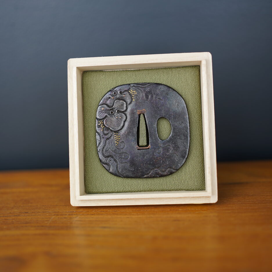 Tsuba nadekaku gata à décor d'orchidées Japon art japonais Luc Hédin Kogeiya