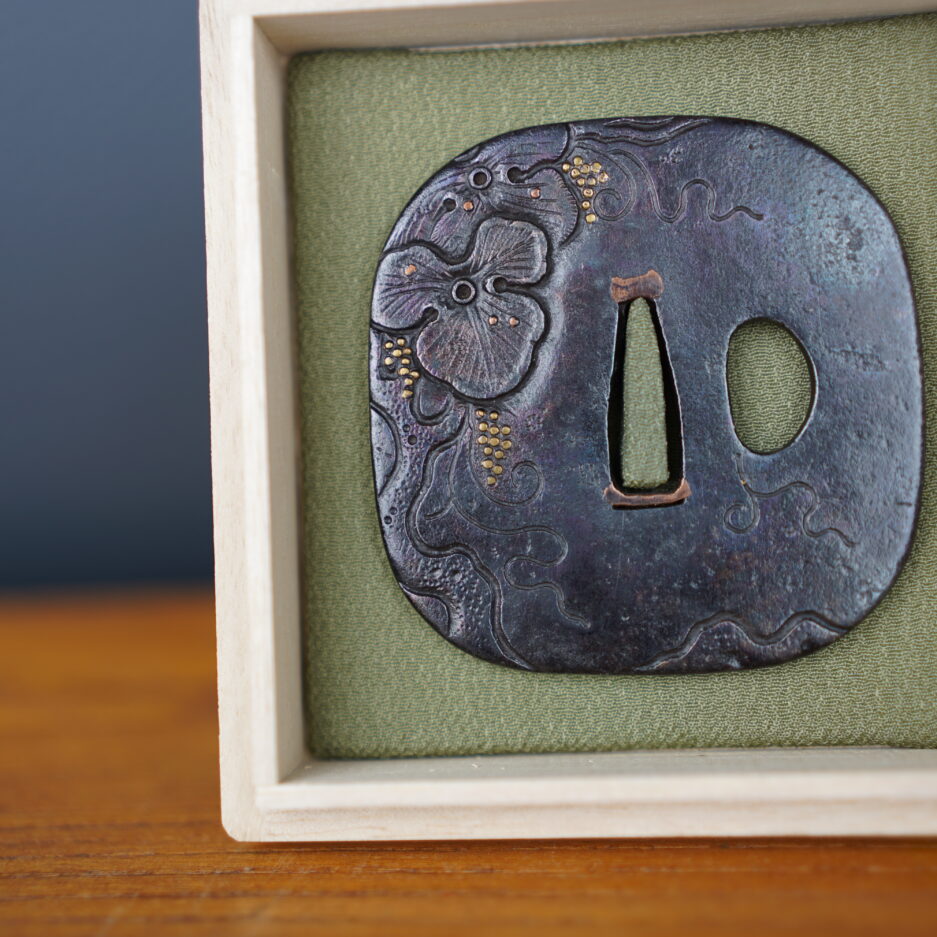 Tsuba nadekaku gata à décor d'orchidées Japon art japonais Luc Hédin Kogeiya