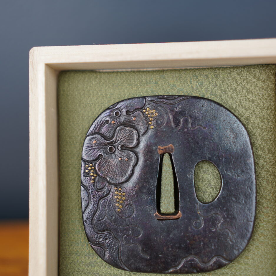 Tsuba nadekaku gata à décor d'orchidées Japon art japonais Luc Hédin Kogeiya
