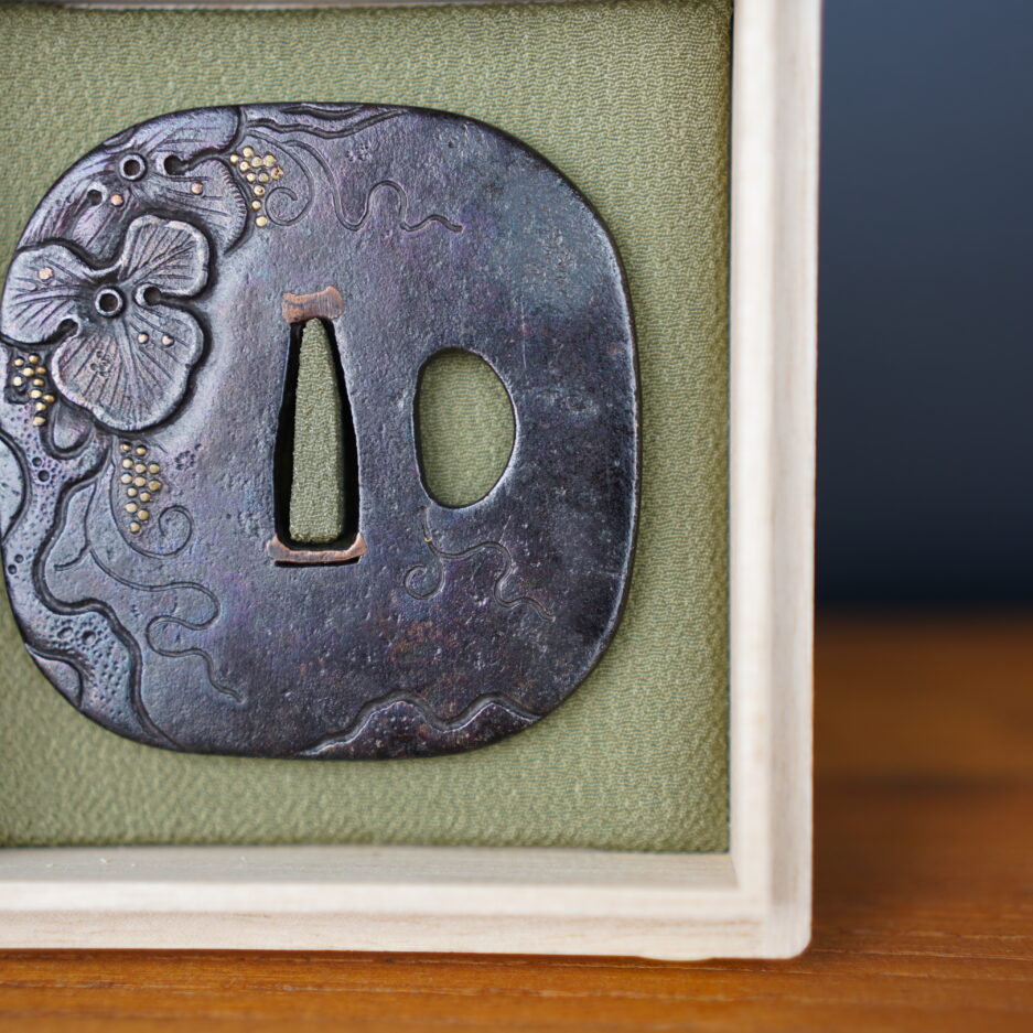 Tsuba nadekaku gata à décor d'orchidées Japon art japonais Luc Hédin Kogeiya