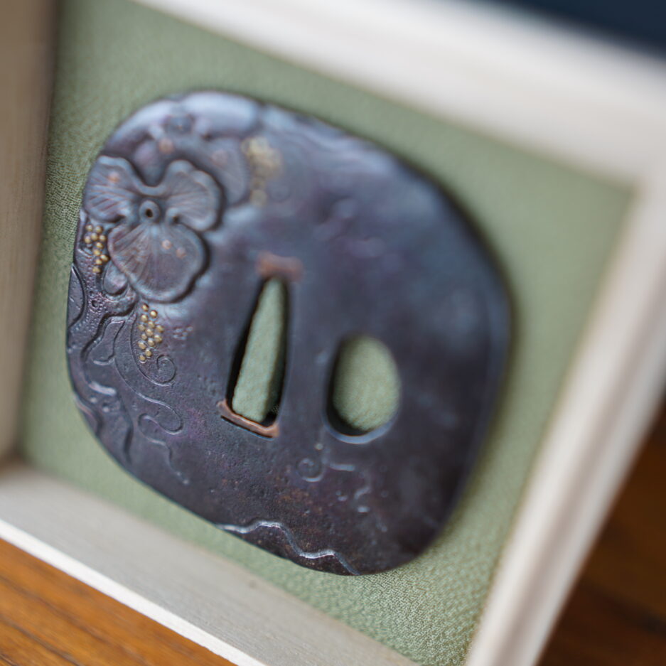 Tsuba nadekaku gata à décor d'orchidées Japon art japonais Luc Hédin Kogeiya
