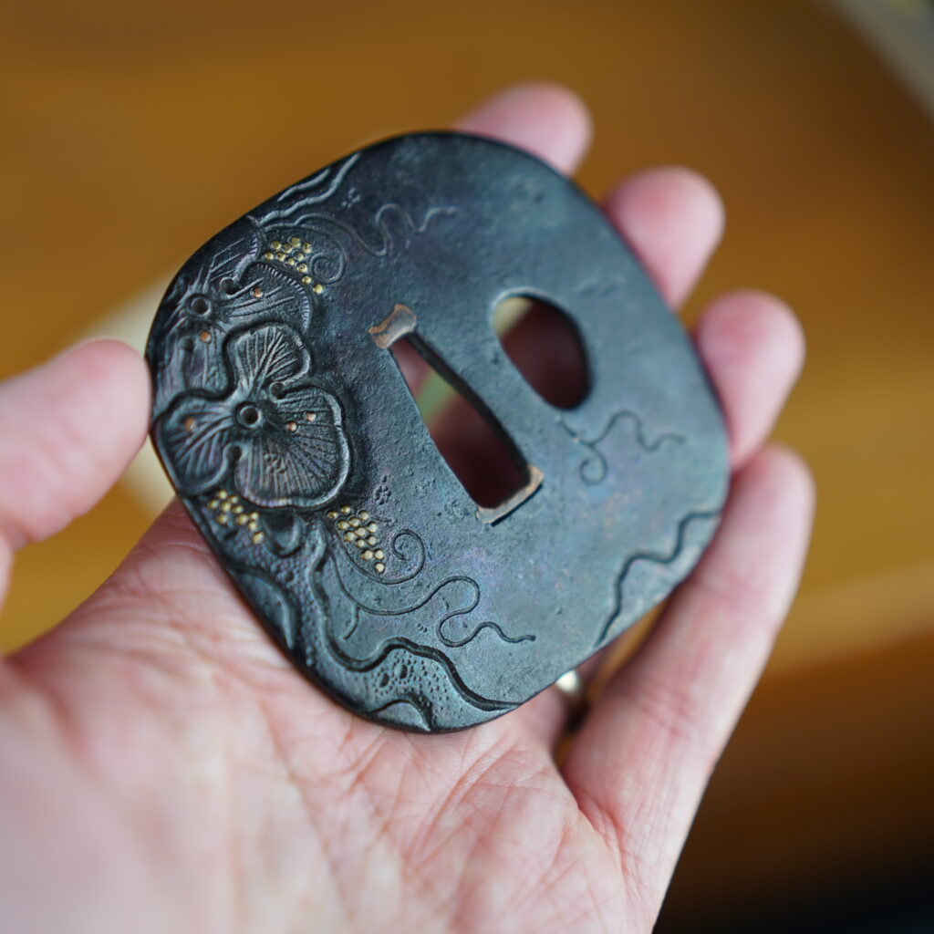 Tsuba nadekaku gata à décor d'orchidées Japon art japonais Luc Hédin Kogeiya