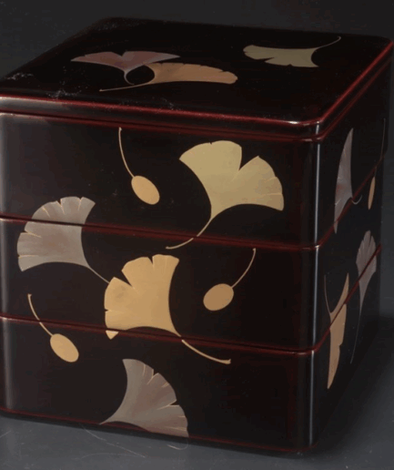 Boîte en laque Jūbako à 3 niveaux à décor de feuilles de ginko - XIXe s.