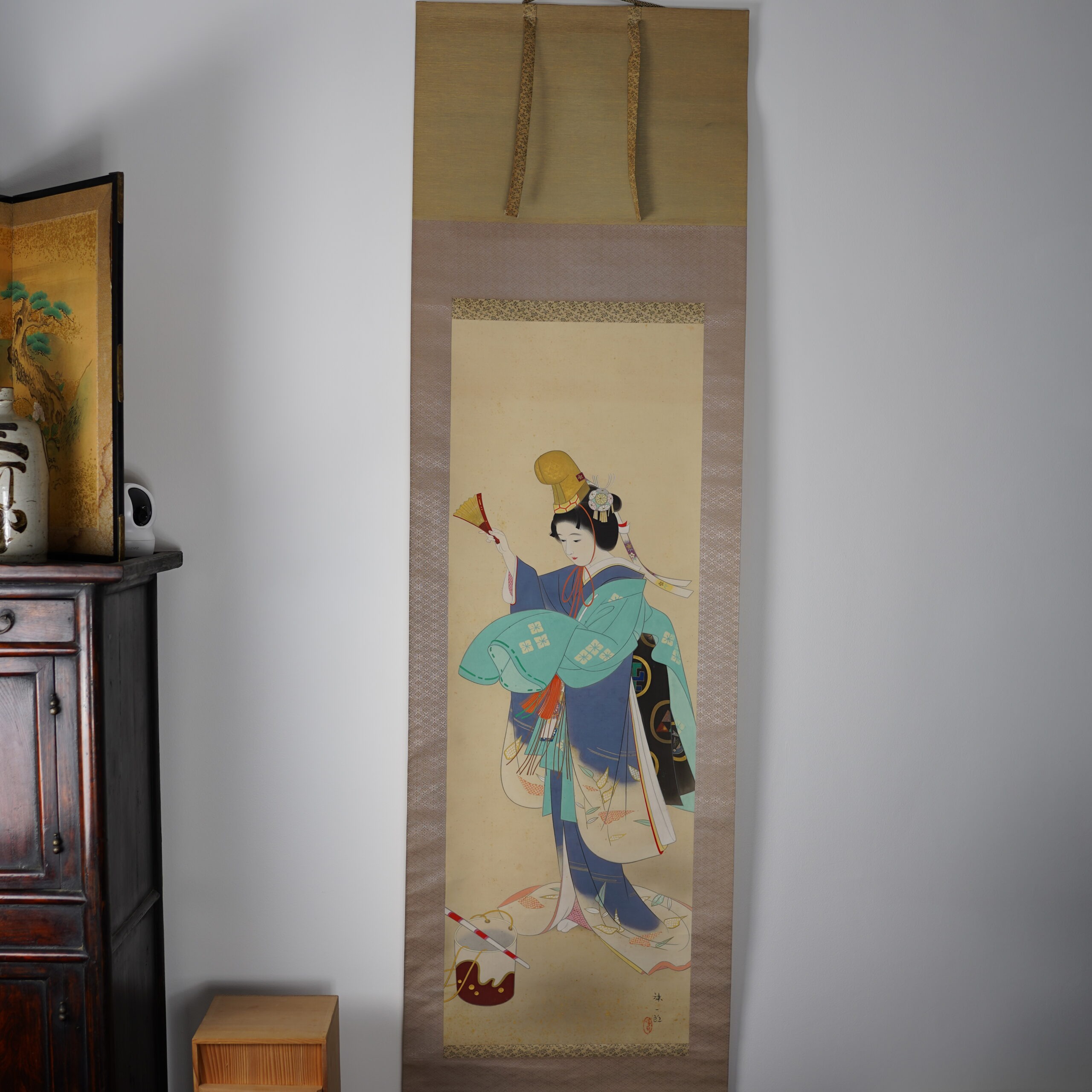 kakejiku-kakemono-danseuse-japonaise-bugaku-showa-antiquaire-japon-luc-hedin-04639 Kakemono kakejiku danseuse Japon Bugaku éventail I Luc Hédin antiquaire art japonais Kogeiya