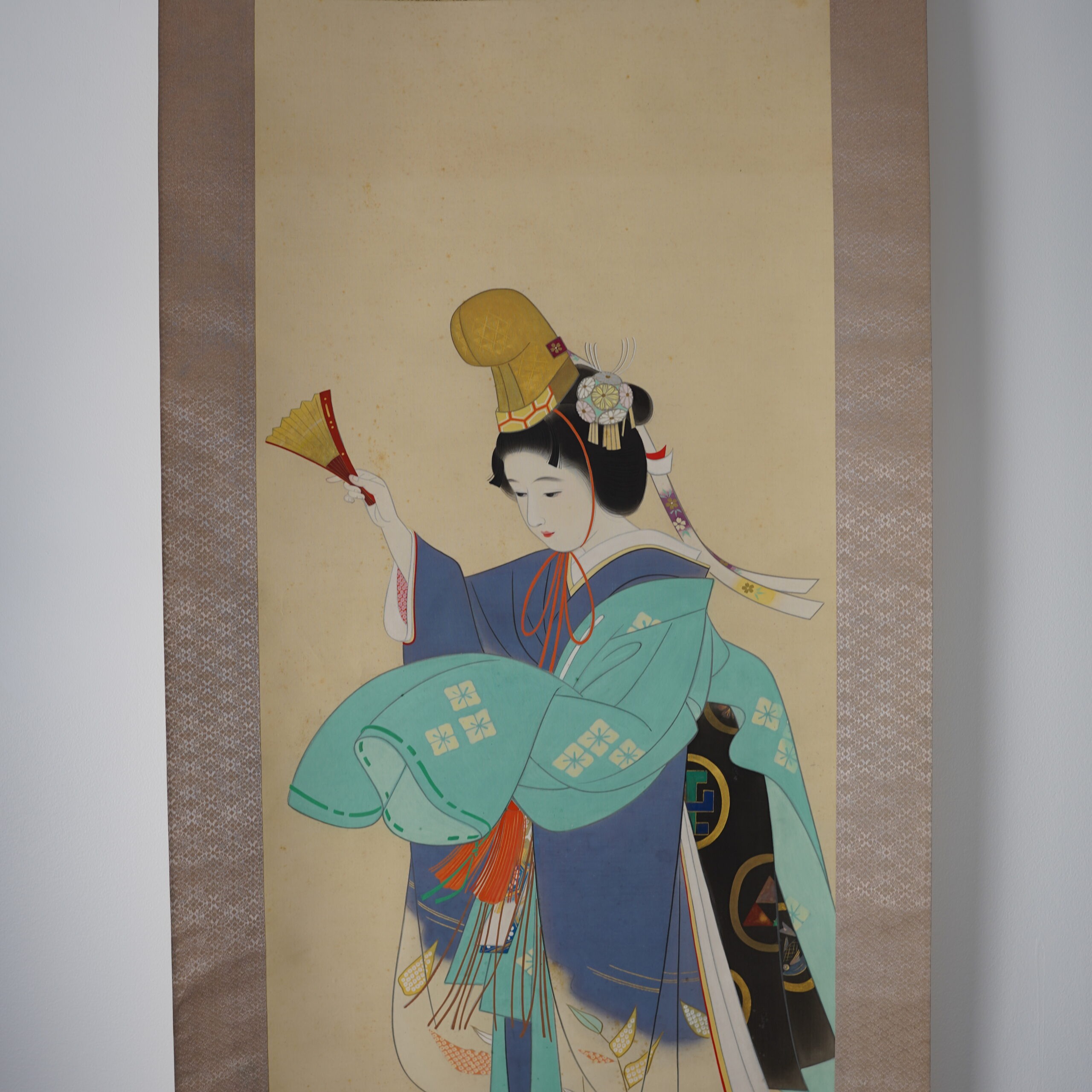 kakejiku-kakemono-danseuse-japonaise-bugaku-showa-antiquaire-japon-luc-hedin-04643 Kakemono kakejiku danseuse Japon Bugaku éventail I Luc Hédin antiquaire art japonais Kogeiya
