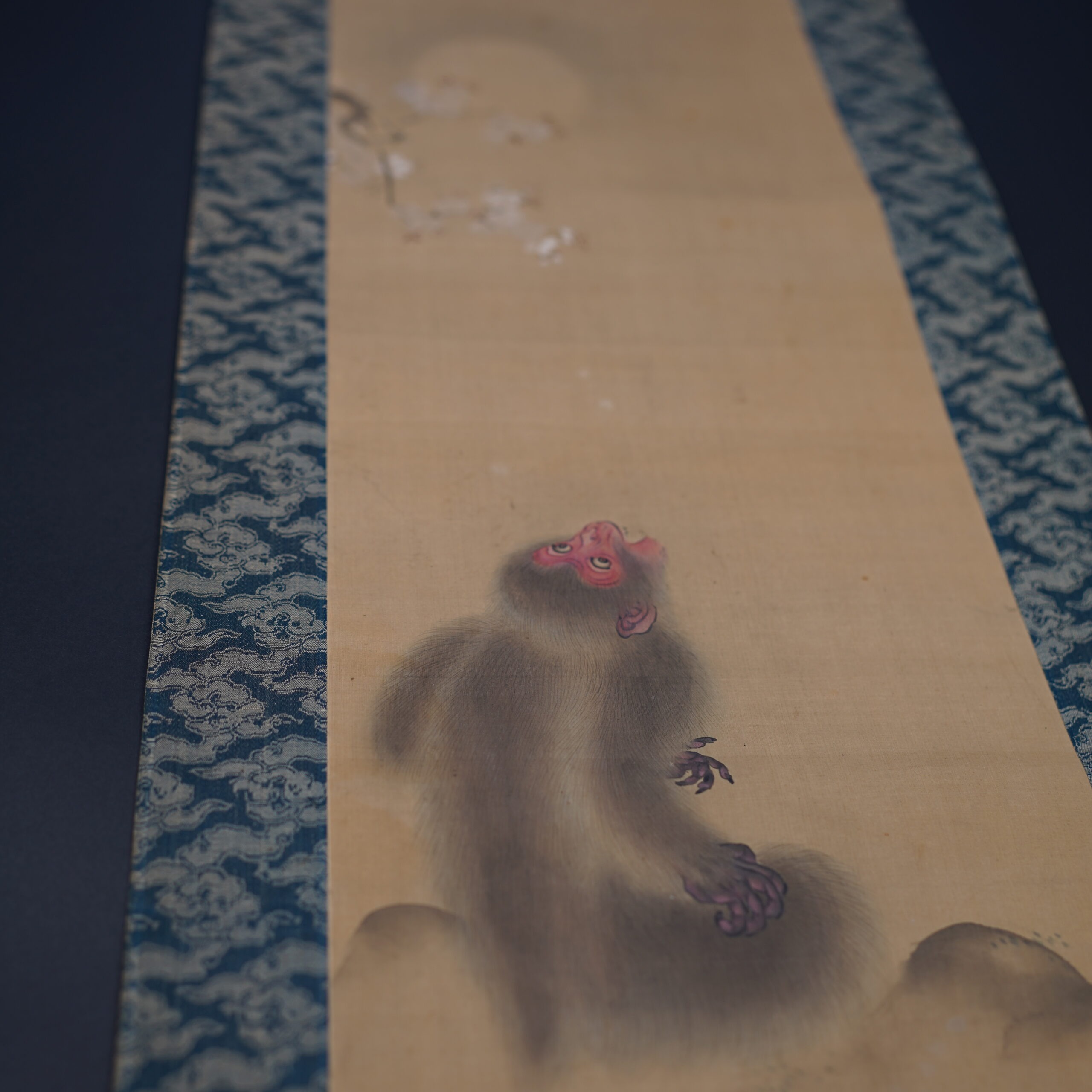 kakejiku-kakemono-singe-japonais-lune-baien-edo-luc-hedin-antiquaire-art-japonais-04590 Kakemono kakejiku singe Japon Baien I Luc Hédin antiquaire art japonais Kogeiya