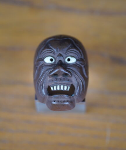 Netsuke représentant un masque de démon Oni en céramique - Meiji XIXe s.