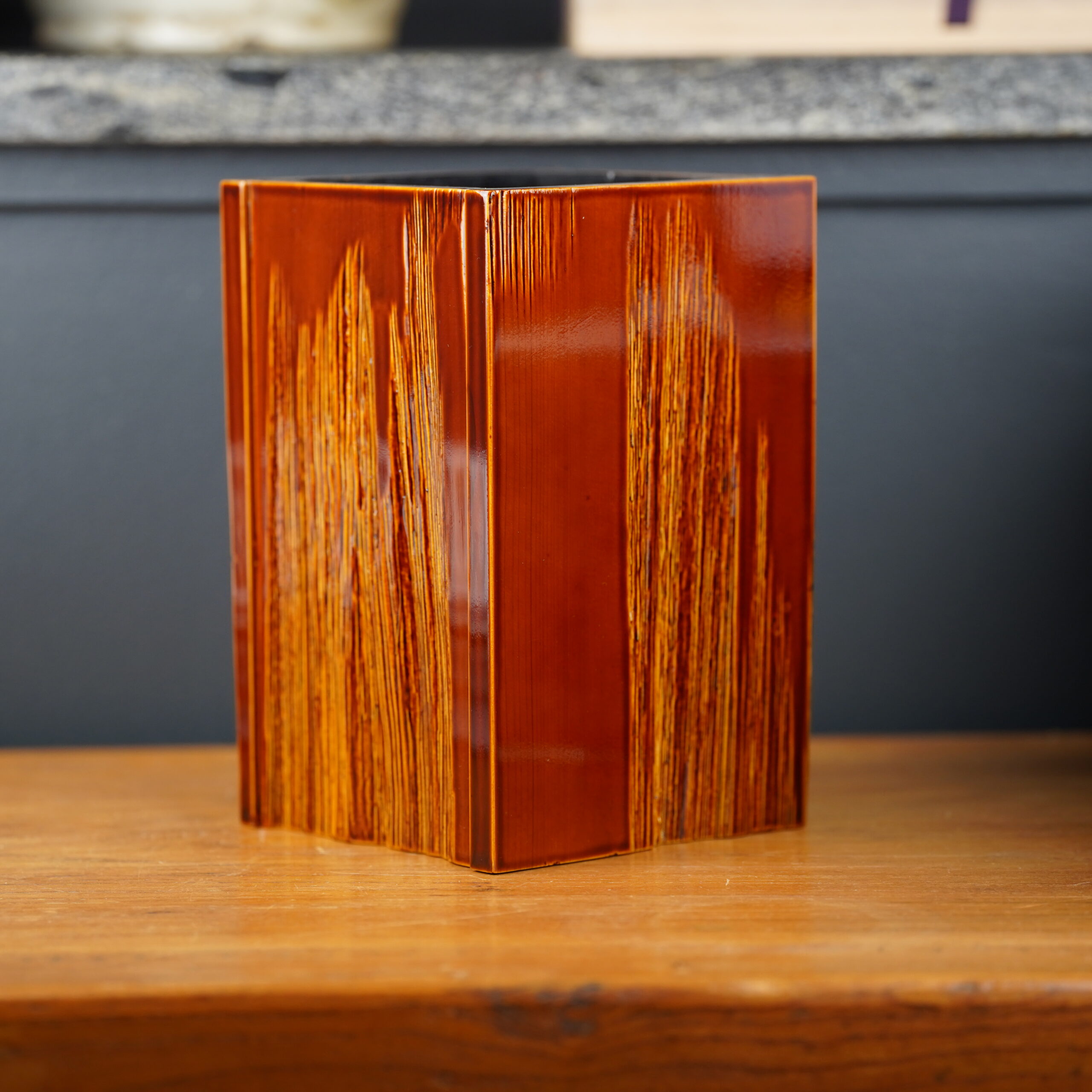 vase-laque-imitation-ceramique-japon-design-06672