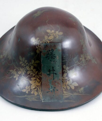 Casque de samouraï Jingasa laqué oiseaux et fleurs - Début Meiji, fin du XIXe s.