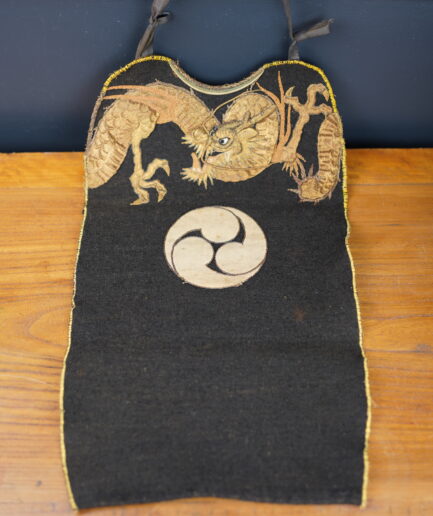Plastron de protection Muneate de pompier japonais à décor de dragon brodé - Edo (fin XVIIIe s.)