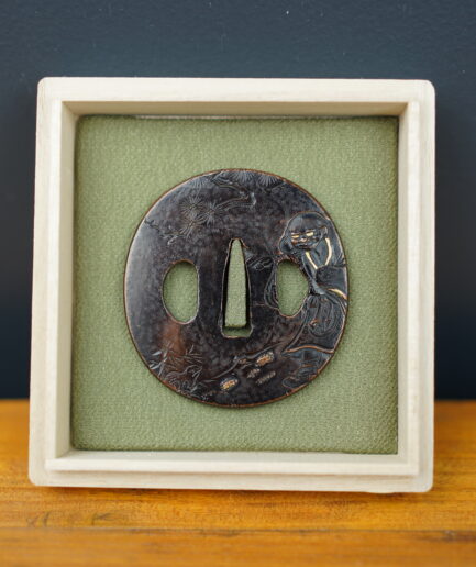 Tsuba maru-gata représentant Kappa et un crapaud dans la nature par Naomitsu - Meiji XIXe s.